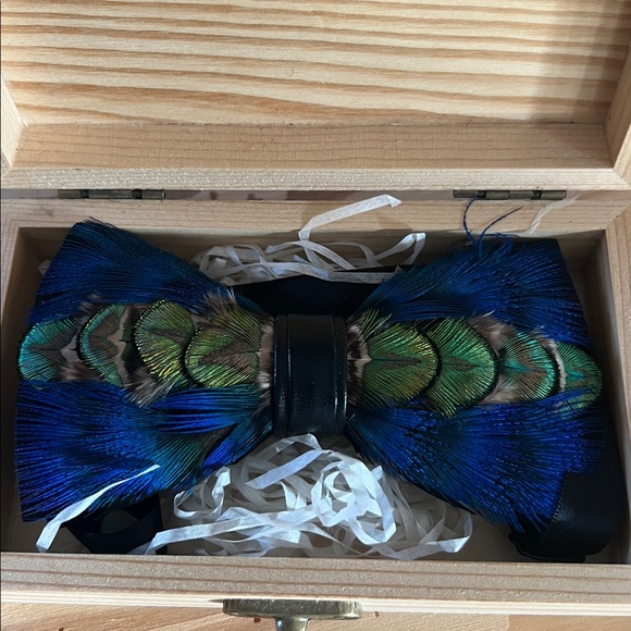 Luxury Feather Bow Tie - Picture 2 of 6